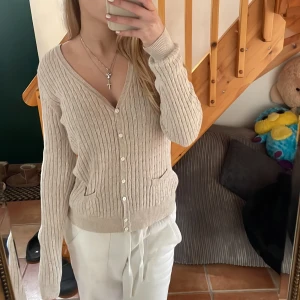 Stickad kofta - Stickad kofta från Gina tricot som är i nyskick men ej kommer till användning. Nypris var 300 kr och det är storlek m men skulle påstå att de passar s och xs med.