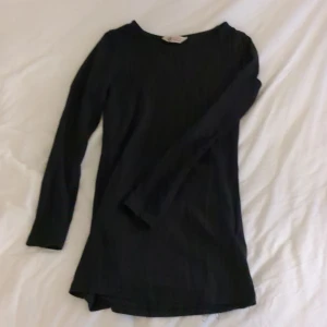 Svart långarmad - Lite längre svart långarmad i begagnat skick köpare står för frakt