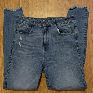 blåa jeans  - säljer dessa jeans från new yorker då dom inte kommer till någon användning längre. 