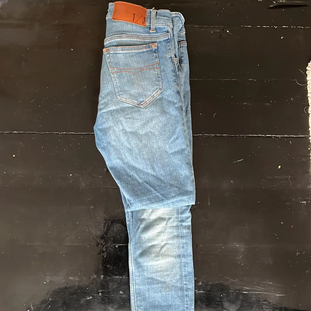 Tja, säljer dessa mörkblå tiger of Sweden jeans i storlek 30/31. Slim fit. Skick 8/10 om du har någon fråga eller fundering är det bara att höra av dig🤝👊. Jeans & Byxor.
