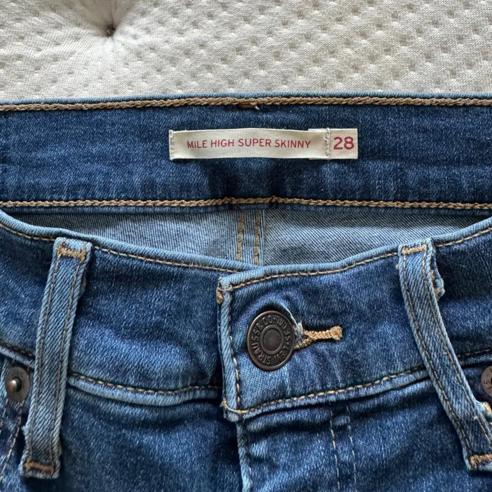 Säljer dessa snygga skinny Levis jeans. Använda fåtal gånger och är som nya, väldigt stretchiga. Storlek 28 och går ända ner till fötterna (är 177 cm) ❤️‍🔥. Jeans & Byxor.