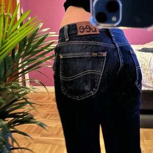 Lee jeans, mörkblåa - Skiitsnygga jeans i fint skick!  Aningen långa på mig som är 164 men personligen tycker jag bara om det! Pris kan diskuteras vid snabb affär