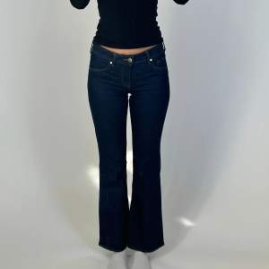 Mörkblå stretchiga jeans. Toppskick. 35 cm tvärs över midjan och 81 cm innerbenslängd