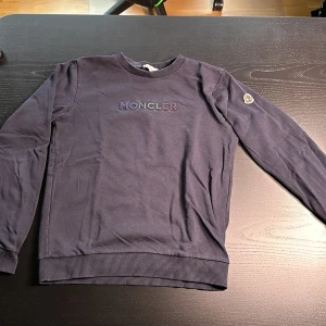 Mocler tröja  - Detta är en äkta moncler tröja från NK. Den är lite använd men fortfarande i bra skick. Säljer den för att jag har växt ur den. Perfekt och felfri. Priset kan diskuteras. Äktheten kan kollas om man scanar koden på bilden.