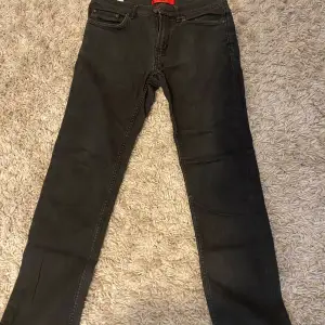 Hugo boss jeans i hyfsat skick tappat färg pga tvätt, annars fint skick, passform straight leg storlek 29x32, nypris 899 mitt pris 300 köparen står för frakt 