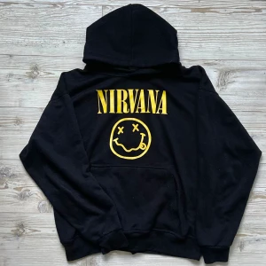 Nirvana hoodie - Säljer denna superfina Nirvana hoodie från märket Scott & Lee! Säljs billigt då den har blivit nopprig (se bild 2). Nopporna går säkert att tas bort med en noppborttagare 🖤 Storlek XS men passar även S/M.