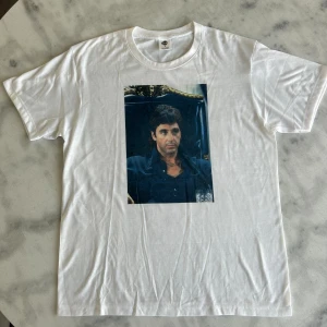 Tony Montana T-shirt - Riktigt snygg T-shirt med Tony Montana tryck. T-shirten är helt oanvänd och bara testad. Storleken är S men skulle säga att den även passar M. Hör gärna av er vid frågor eller funderingar!