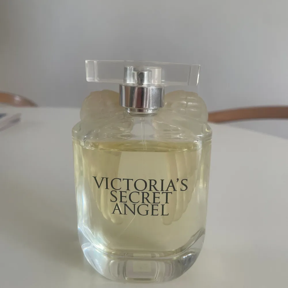Säljer min victoria secret parfym då den inte kommer till användning. Den är knappt heller använd. Nypris: 800Säljer för: 250kr (lägre pris kan accepteras). Övrigt.