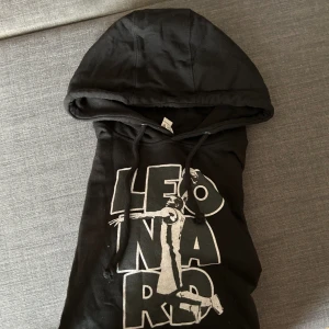 Leonard Hoodie svart  - Leonard hoodie svart i strl L. 