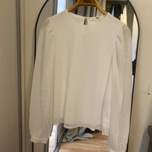 Blus - Superfin blus från Nelly. Endast använd 1 gång! Ordinarie pris 459kr. Skriv vid frågor eller om det önskas fler bilder💖