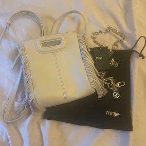 Maje väska - Jätte fin maje väska som tyvärr inte kommer till användning. Köpt på NK för ca ett år sen men endast använd 2-3 gånger! Jätte fint skick! Kvitto och äkthetsbevis finns. Skriv för fler bilder eller frågor och pris går alltid att diskuteras!