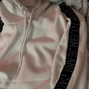 Calvin Klein Hoodie - Rätt så oanvänd Calvin klein hoodie säljes billigt i strl XS, fint skick och snygg. Bra passform!