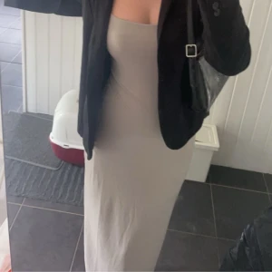 Långklänning - Grå/grön långklänning från bikbok i storlek xs💕