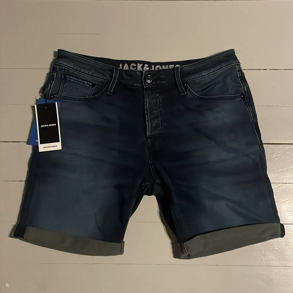 Jack & Jones shorts i nyskick. Prislappen hänger kvar och inga täcken på användning då dom bara legat i en låda. Strl L.. Shorts.