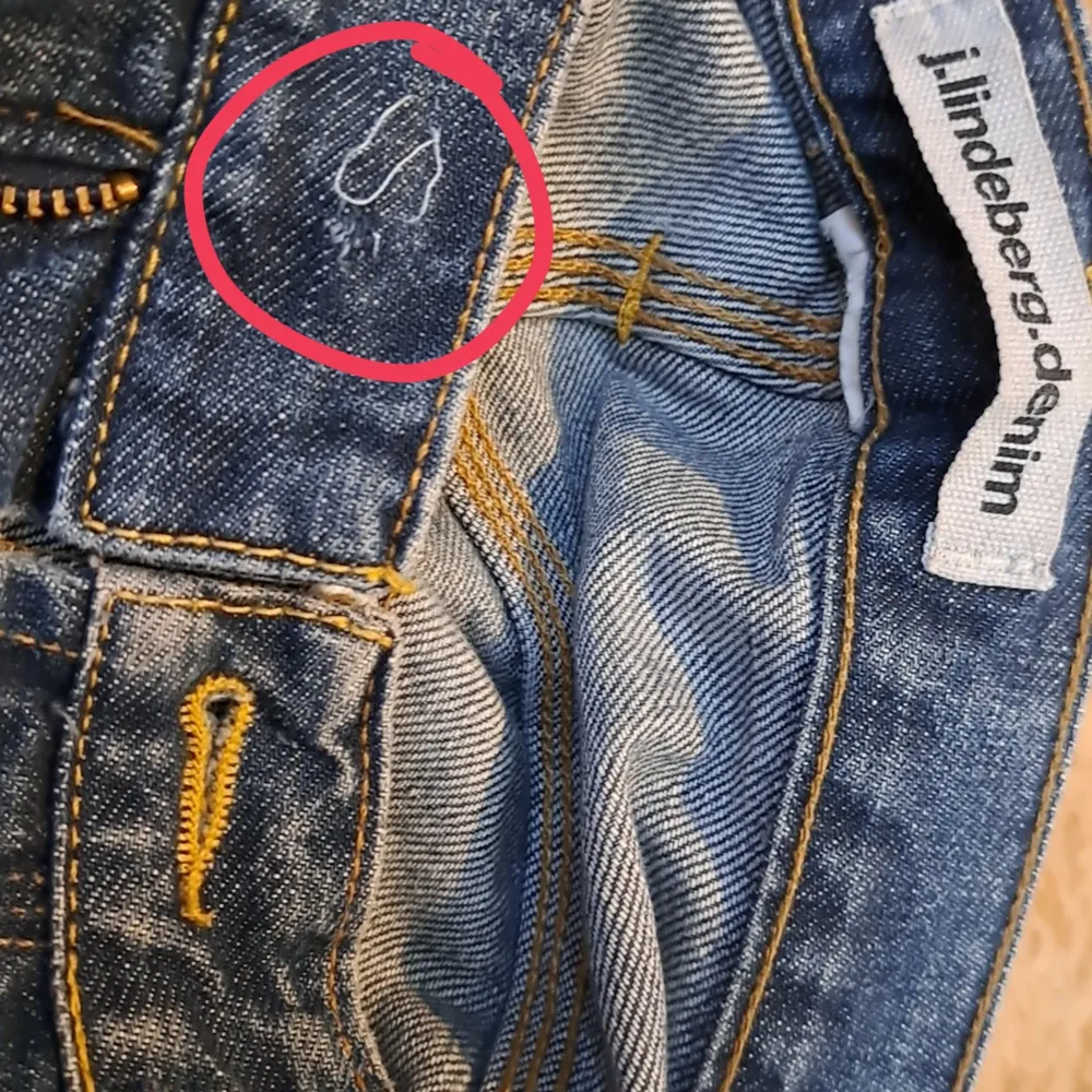 As najs basic jeans, om är i perfekt skick förutom att knappen där fram lossnat😱, hör av dig vid fler frågor om jeansen🙌. Jeans & Byxor.