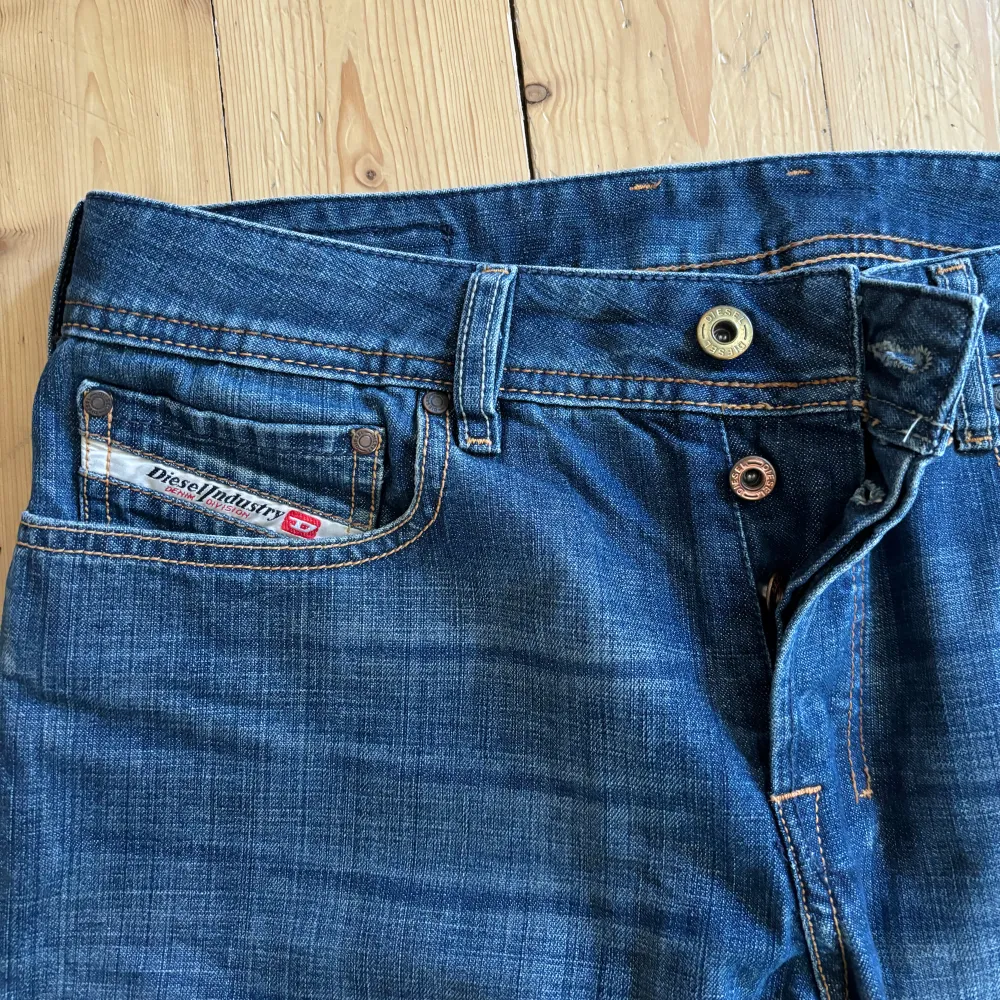 Mörkblå diesel jeans, perfekt skick, lågmidjade och bootcut. Jeans & Byxor.