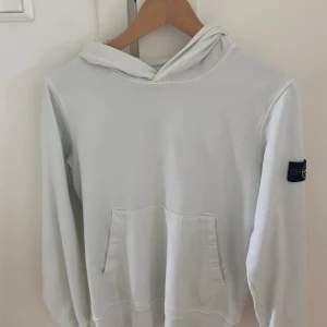 Stone island hoodie - Säljer en riktigt fet Stone island hoodie. Säljer den fför den har blivit för liten.Skick 8,5/10.