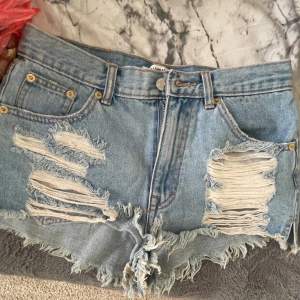 Skit snygga jeansshorts med hål💕💕 MID waist