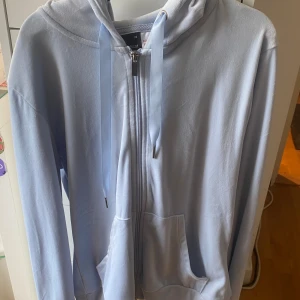 Kofta - Säljer denna jätte fina koftan som är köpt på ginatricot. Knappt använt och har inga defekter. Väldigt bra skick.