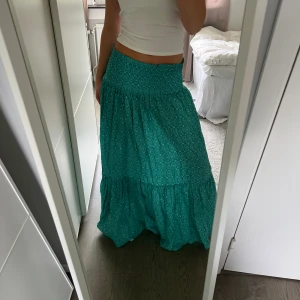 Långkjol - Långkjol från zara 🌸 Osäker på storlek då jag klippt bort lappen men passar mig som är ca 163cm så skulle uppskatta som xs. Knappt använd!