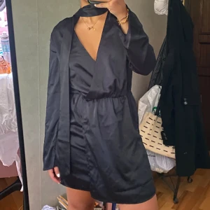 Satinklänning  - Aldrig använd och köpt för 400kr scarfen sitter fast i klänningen så sen ingår