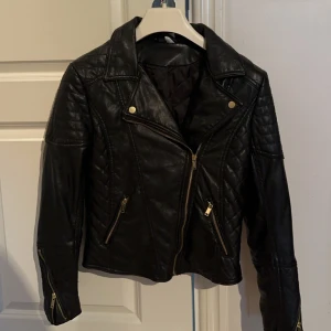 Skinnjacka - Storlek 38, en snygg och skön skinnjacka (oäkta skinn). Sparsamt använd.