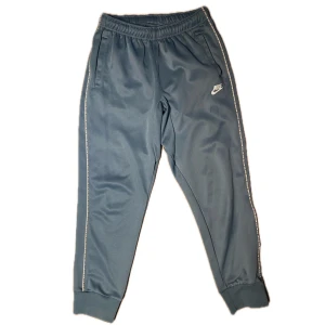 Nike Sportswear Track Pants - Nikebyxor i mycket fint skick, endast fåtal noppor. Tillhörande zip-hoodie säljes också, går att köpa som tracksuit-set.