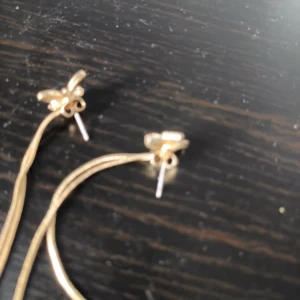 Örhenge  - Ett par fjärilar i guld inte ekta och kan inerholla nikel inte säkert andvända 1-2 gånger slote slitna men fina.