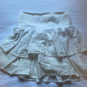 volangkjol - volangkjol från kappahl i strl 158/164 men skulle funka som xxs/xs. skriv vid intresse 💓