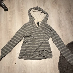 Vans tröja - Topp skick aldrig använd då det inte är min stil! Rätt så tunn så fungerar på hösten och våren, men oxå sommaren! Priset kan diskuteras 🙂