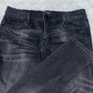 Byxor - Svartta jätte fina byxor som är helt oanvända från earnest swen🖤
