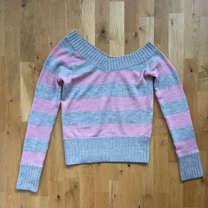 D&G Assymetrisk Sweater - Rosa och grå-randig stickad sweater med nedhasad axel och smala ärmar. I fint skick.  Längd: 60 cm. Bredd: 45 cm.