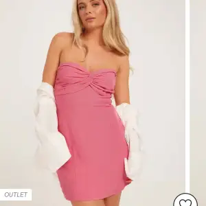 Säljer denna söta rosa klänning med litet öppet ”hål” under bysten. Aldrig använd. Köpt på Nelly förra året 🩷🌸