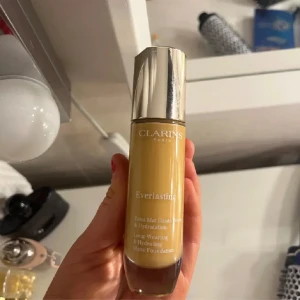 Foundation  - Clarins everylasting foundation! Endast testat färgen på handen!Nypris 510kr🌸