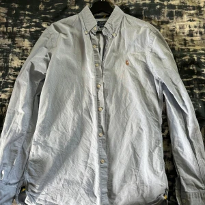 Ralph Lauren skjorta  - Tjena! Säljer nu min Ralph Lauren skjorta för att den ej används längre. Skjortan är i ett riktigt nice skick och passar perfekt nu till sommar avslutningen och sommarlovet. Storlek M slim fit, Skriv vid minsta funderingar eller frågor ☺️