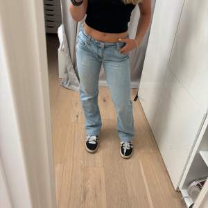 Jeans med unika detaljer köpta second hand! De är sydda för att passa mig som vanligtvis har ca w26/27 och L30/32