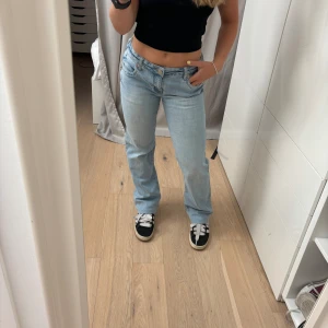 Unika lowwaist bootcut jeans - Jeans med unika detaljer köpta second hand! De är sydda för att passa mig som vanligtvis har ca w26/27 och L30/32