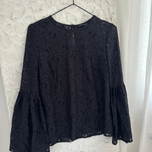 Spets blus✨ - Så snygg spetsblus med en vid arm som på mig är 3/4 längd, endast använd 1 gång 