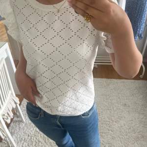 En vit topp/t-shirt med volanger vid ärmarna från Zara!! Säljer pågrund av ingen användning💞💞Lägg prisförslag!! 