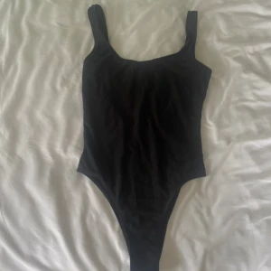 Svart baddräkt  - Svart baddräkt från Nelly i storlek S. Är låg i ryggen och högt skuren vid höfterna ^_^