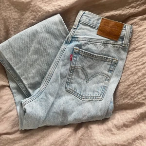 Levis jeans - Supersnygga ljusa levis jeans i modellen ribcage straight ankle 💞 I strl 26, men tyvärr för små för mig! Dem går till marken på mig som är 166 🌸🌸🌸 Nypris är ca 1300, pris kan diskuteras kring 550kr 💞