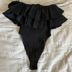 Boddy från zara  - Super fin boddy från zara i helt nyskick. Bodyn är väldigt bekväm i materialet, passet perfekt nu inför sommaren 