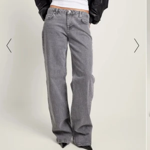 Lågmidjade jeans från NAKD - Snygga lågmidjade jeans från NAKD. De är aldrig använda pågrund av att de är för långa för mig. Prislapp sitter kvar.