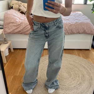 Zara jeans - Säljer dessa superfina jeansen från Zara! Tyvärr är dem ganska slitna längst ner i benen då de varit för långa för mig! Midjemått: 36 cm. Innerbenslängd: 82 cm. 💕