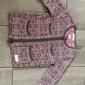 Jätte fin odd molly cardigan - Cardigan i bra skick, i väldigt fina färger.Kontakta mig för mer frågor😊(bilderna är inte på mig utan en kompis)
