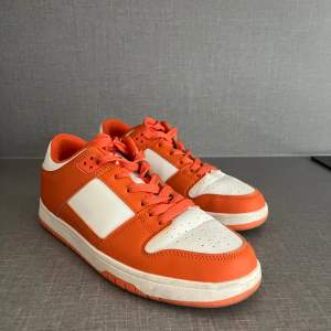 Orange sneakers från New Yorker. Knappt använda och i bra skick! 