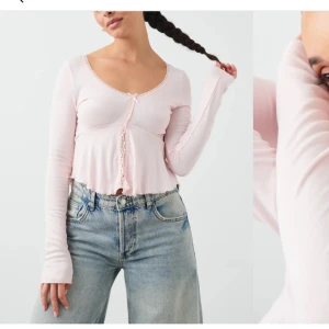 Lace detail top  - Rosa söt topp från gina tricot. Använd en gång, men gillade inte hur den satt då den var lite förstor 💗köpt för 259kr och säljer för 79kr då den är i nyskick. Skriv gärna om ni vill ha mer bilder på den😊