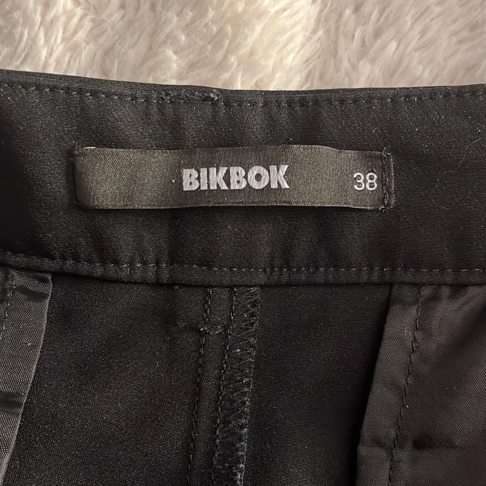 Superfina lågmidjade kostymbyxor från bikbok💕 har ett par andra i annan stolek därför jag säljer dom. Andvända enstakagånger och inga defekter! . Jeans & Byxor.