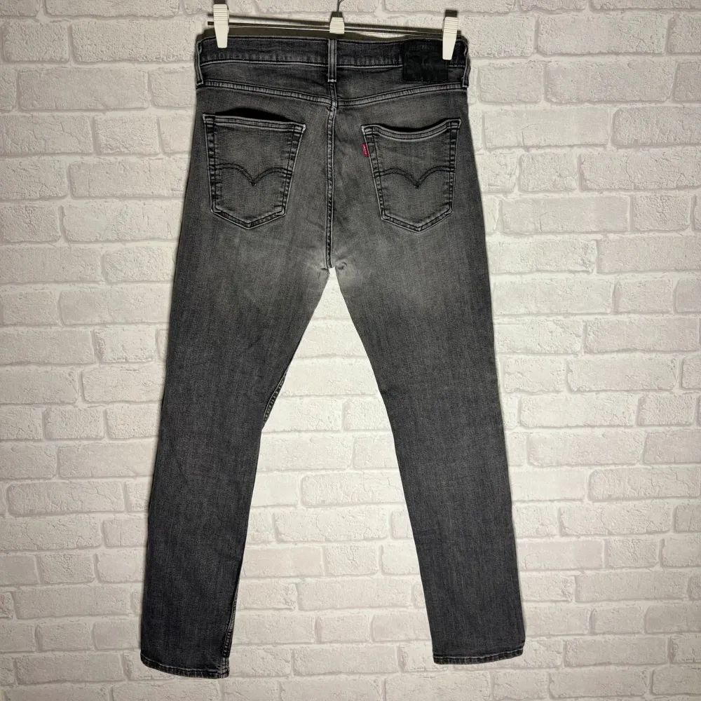 |  Levi's Jeans | Storlek 36/34 skulle säga sitter lite mindre | Bra skick utom defekt som går att laga  | Pris 149 |. Jeans & Byxor.