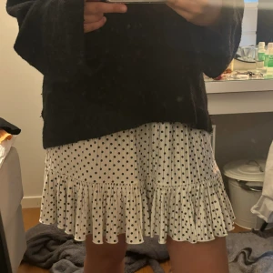 Prickig kjol - Så fin prickig kjol från zara! Jag har vikt ner den för att få den lite kortare. M men passar mig som har S.
